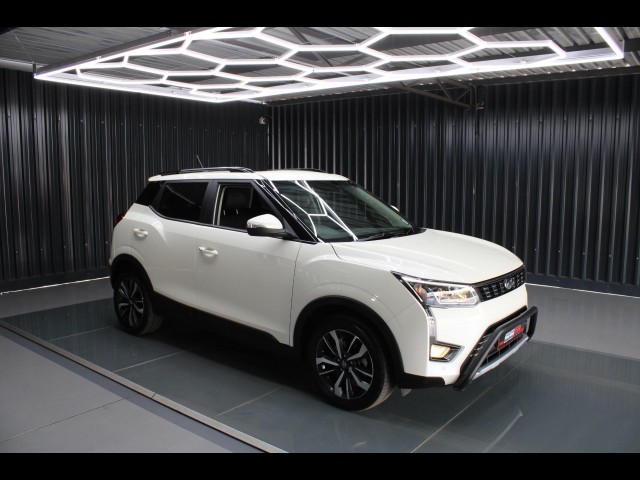 BUY MAHINDRA XUV300 2022 1.5D (W8) SUNROOF+NAV 28500KM FSH, Struben Street Motors